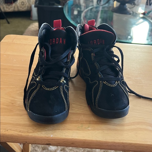Boys Jordan’s - Picture 2 of 4